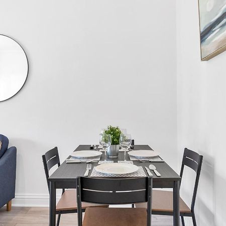 Modern Two Bedroom Apartment With Free Parking! Londra Esterno foto