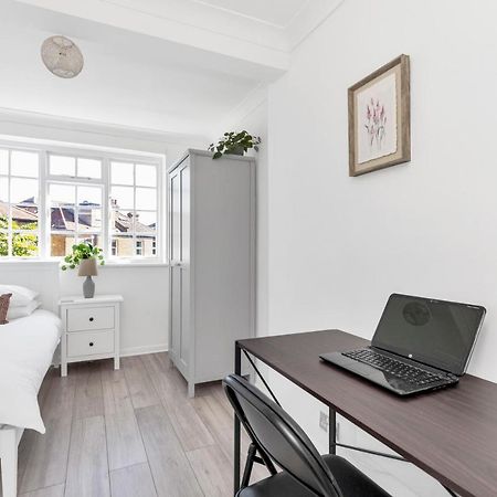 Modern Two Bedroom Apartment With Free Parking! Londra Esterno foto