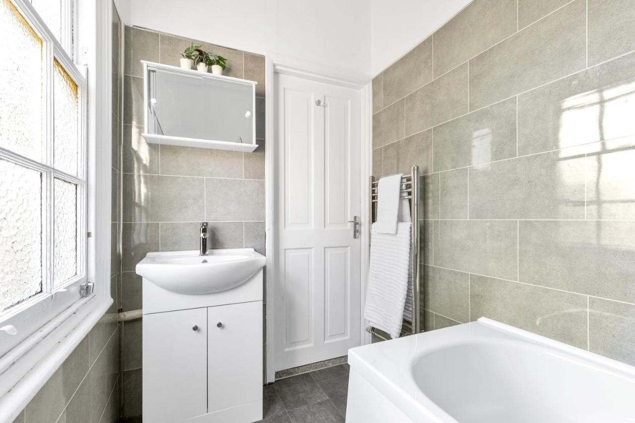 Modern Two Bedroom Apartment With Free Parking! Londra Esterno foto