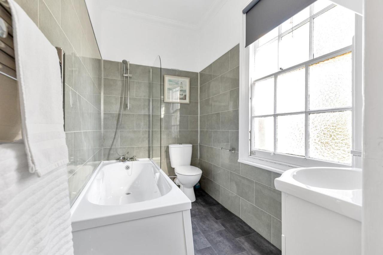 Modern Two Bedroom Apartment With Free Parking! Londra Esterno foto