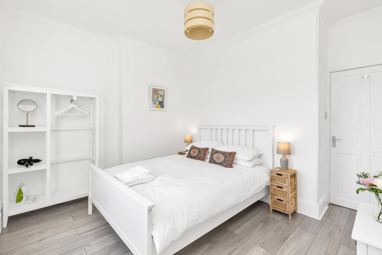 Modern Two Bedroom Apartment With Free Parking! Londra Esterno foto